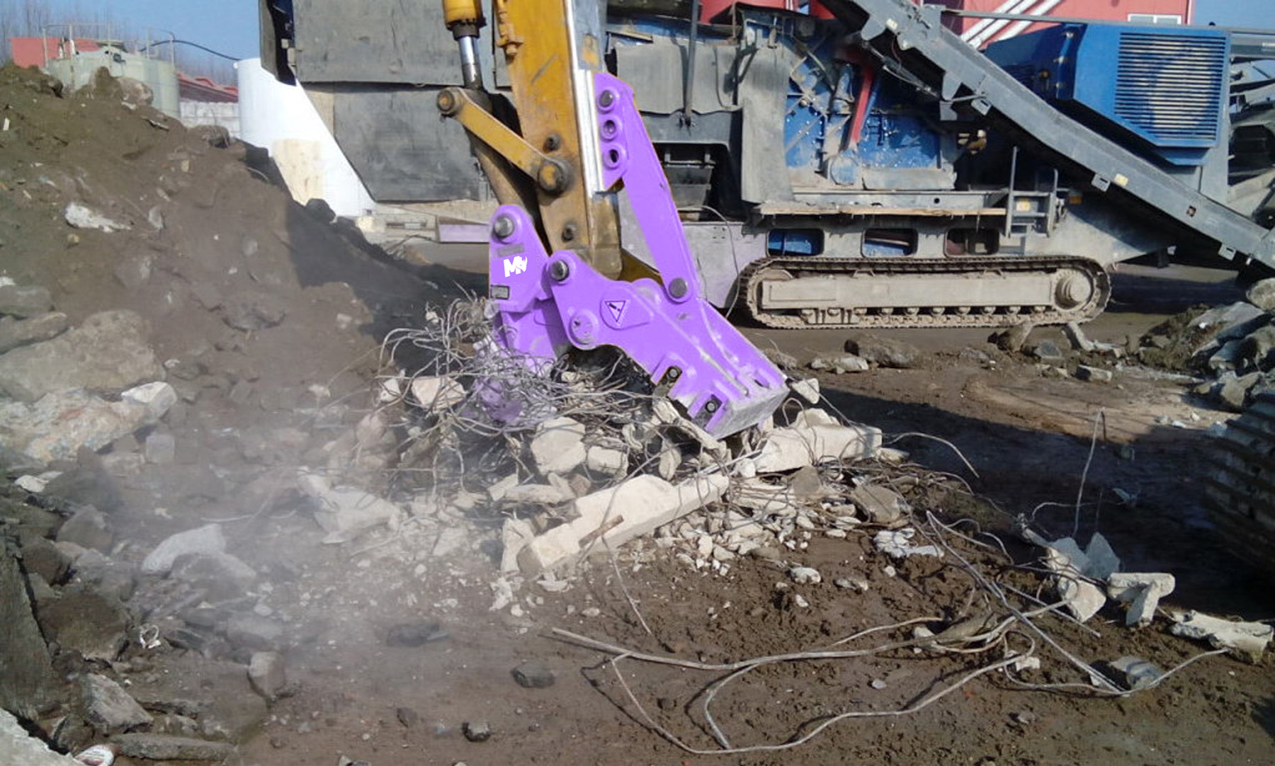 The company's product line for demolition applications includes demolition crushers, hydraulic rotating crushers, multiprocessors, pulverizers and selection grabbers.