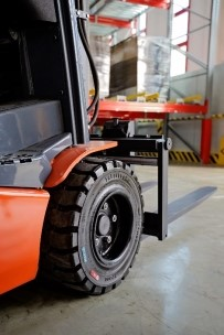 Advanced material compounds promote tire life and lower rolling resistance. The block tread on the XP900 is designed with a large footprint for cornering and load positioning.