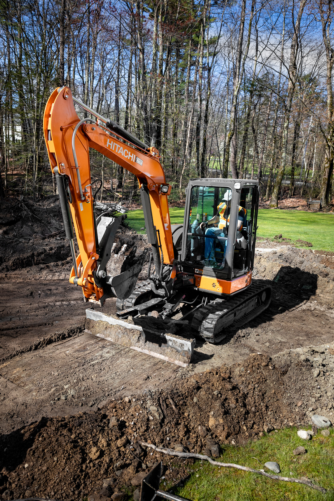 Powered by Yanmar diesel engines, these compact machines feature either a short-tail swing radius (U) or ultra-short-tail swing radius with swing boom (USB).