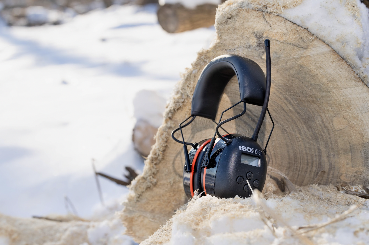 AIR DEFENDER AM/FM includes ISOtunes’ SafeMax Technology to deliver audio while limiting output volume to a safe 85 decibels.