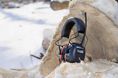 AIR DEFENDER AM/FM includes ISOtunes’ SafeMax Technology to deliver audio while limiting output volume to a safe 85 decibels.