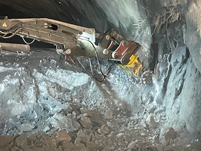 By using Epiroc's VC double drum model, which doesn't have to move side by side, operators can dig different trenches, including those with flat bottoms.