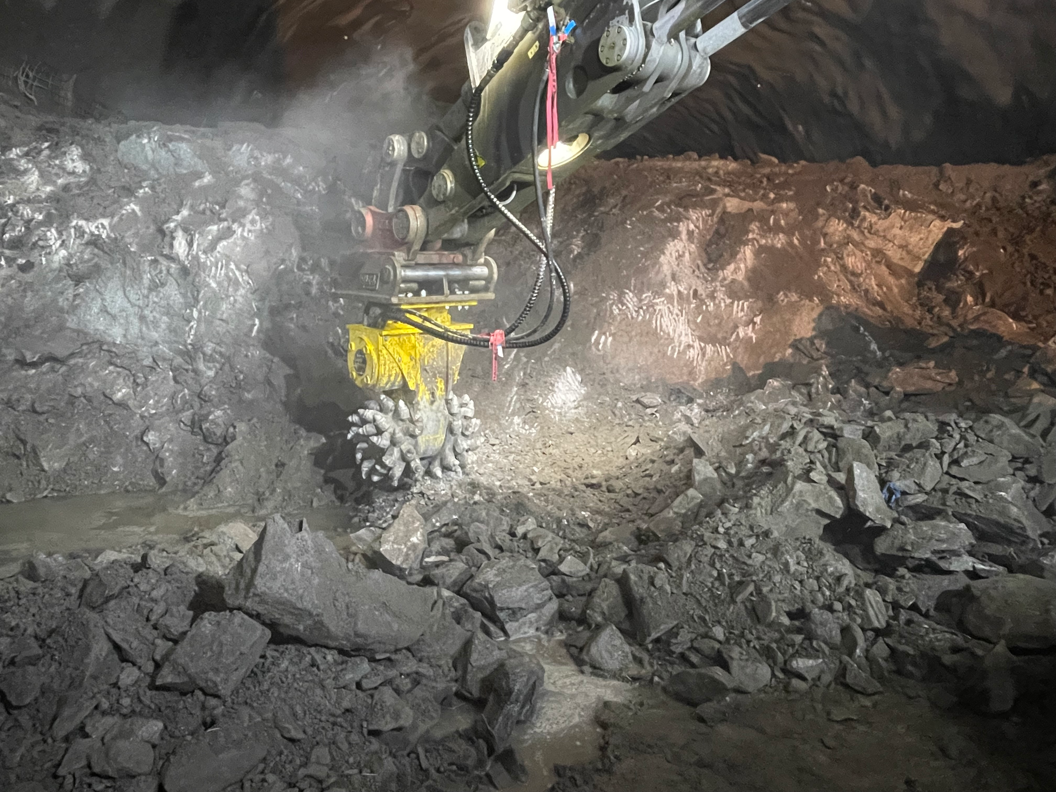 By using Epiroc's VC double drum model, which doesn't have to move side by side, operators can dig different trenches, including those with flat bottoms.