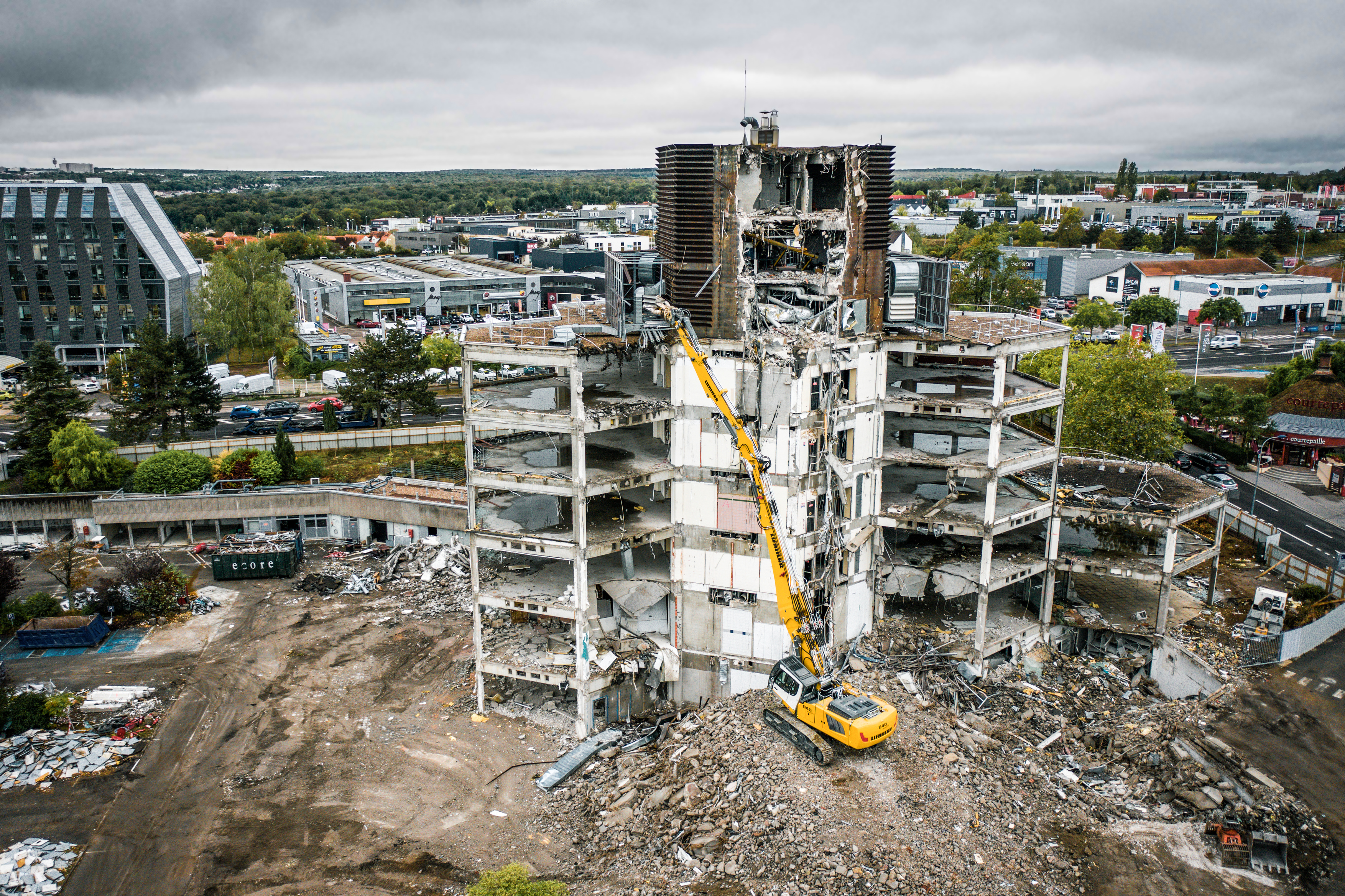 High-reach excavators are often used on deconstruction sites of large industrial plants and city buildings.