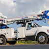 Standard features including 46 kV insulation, independent boom operation, transferable pole guide, line body and rear mounted hydraulic tool circuit.