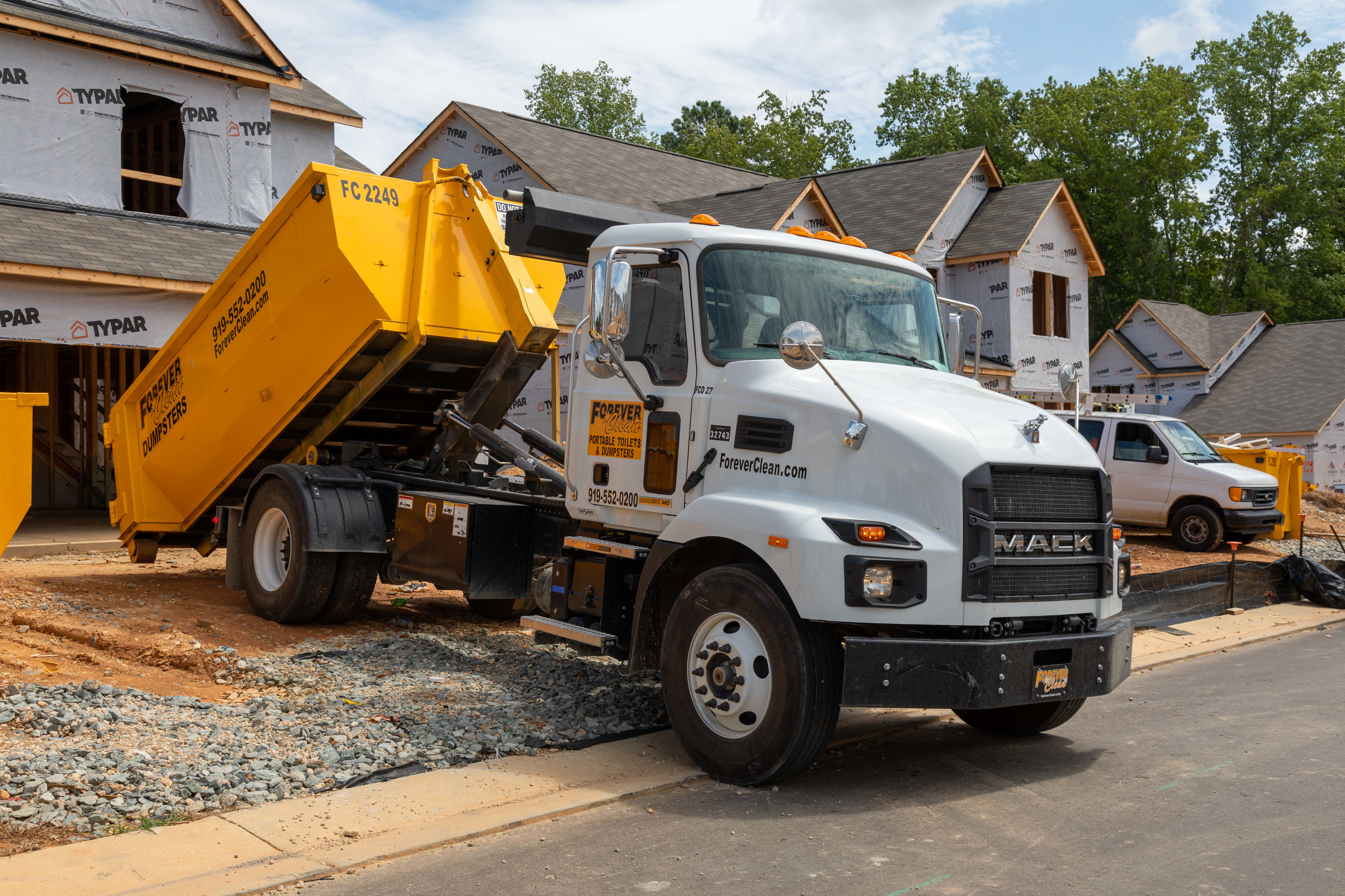 The HT 160 SLD 3 Hooklift highlights performance with a 10% reduction in dead weight while maintaining a consistent lifting and tipping capacity of 16,000 lbs. at 36-in. hook height and 18,000 lbs. at 54-in. hook height.
