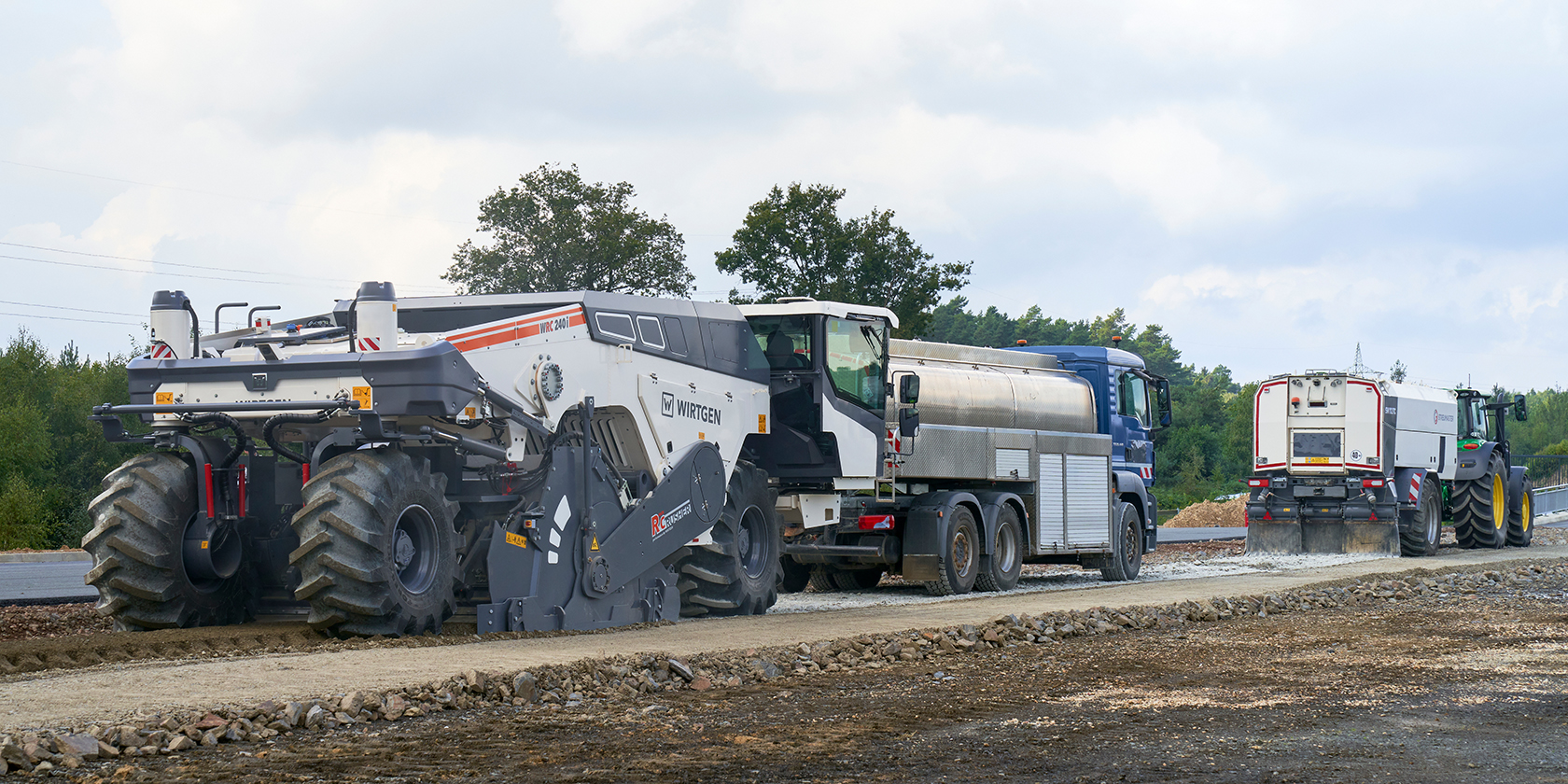 With output of up to 600 tons per hour, this machine breaks coarse rocks in-situ, as found in hand-packed pavement layers or stony soils and produces a homogeneous mix in a continuous process.