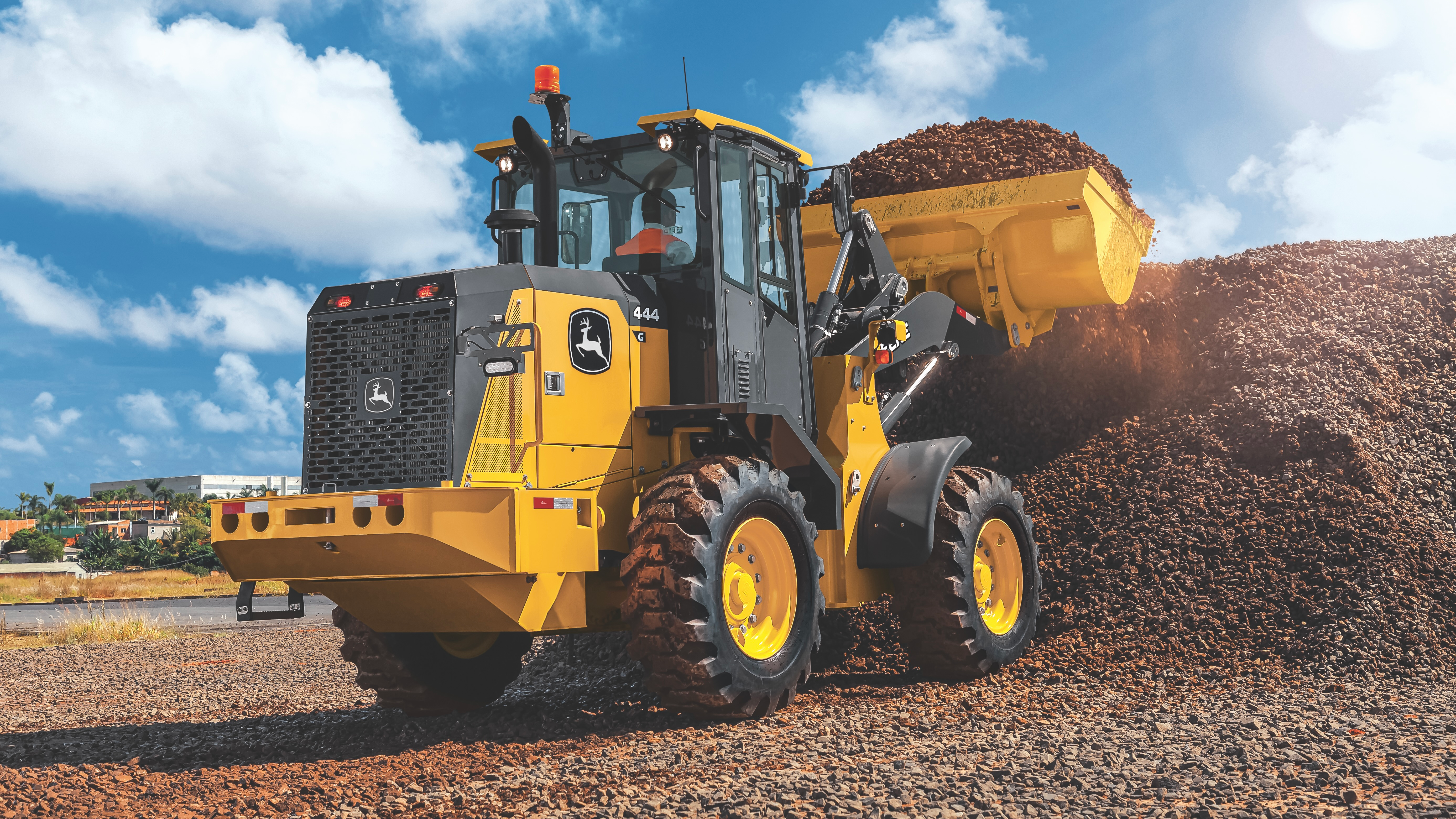 The versatility and ruggedness of the 444 G-tier are similar to the previously introduced 544 and 644 G-tier machines, but at a lower operating weight and smaller size.