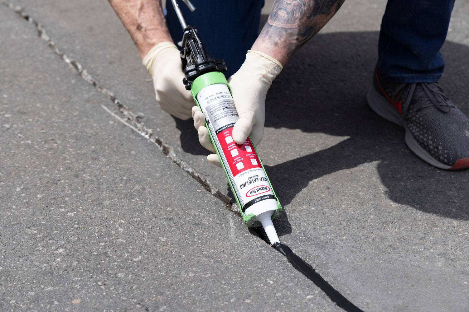 Based on solvent-free hybrid silane polyether technology, the non-shrink single-component products can be used on a range of substrates and bond to a range of construction materials.