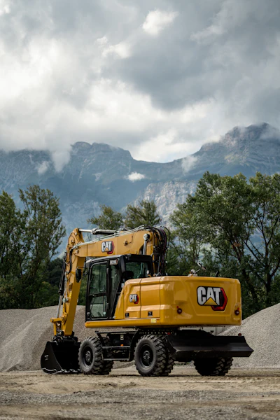 The main disadvantage wheeled excavators have when compared to tracked excavators is that they aren’t optimized to operate on steeply angled slopes or in poor underfoot conditions.