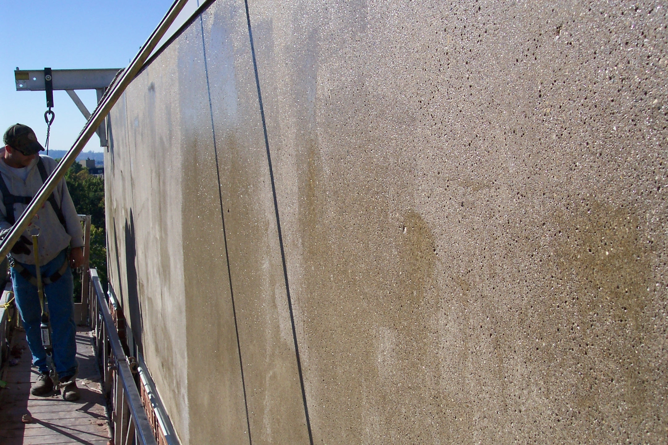 The primary function of MCI-2018 X is to line concrete substrate pores with a hydrophobic layer that reduces the ingress of moisture, chlorides and carbonation, extending the service life of the structure.