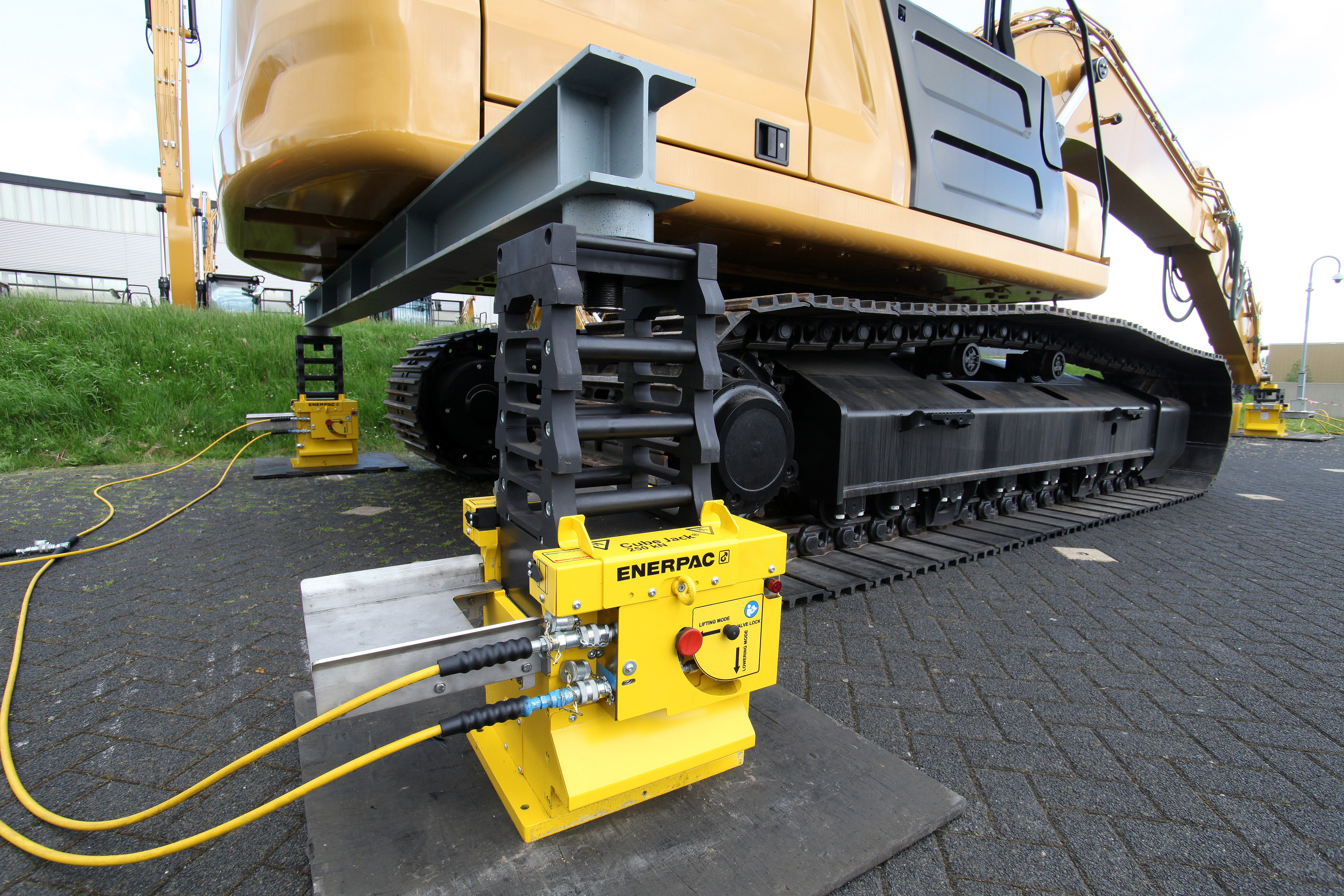 Based on Enerpac SCJ-Series Cube Jacks, the Enerpac cube jack lifting system enables lifting and holding of the entire cab, boom and arm, allowing the undercarriage to be safely removed.
