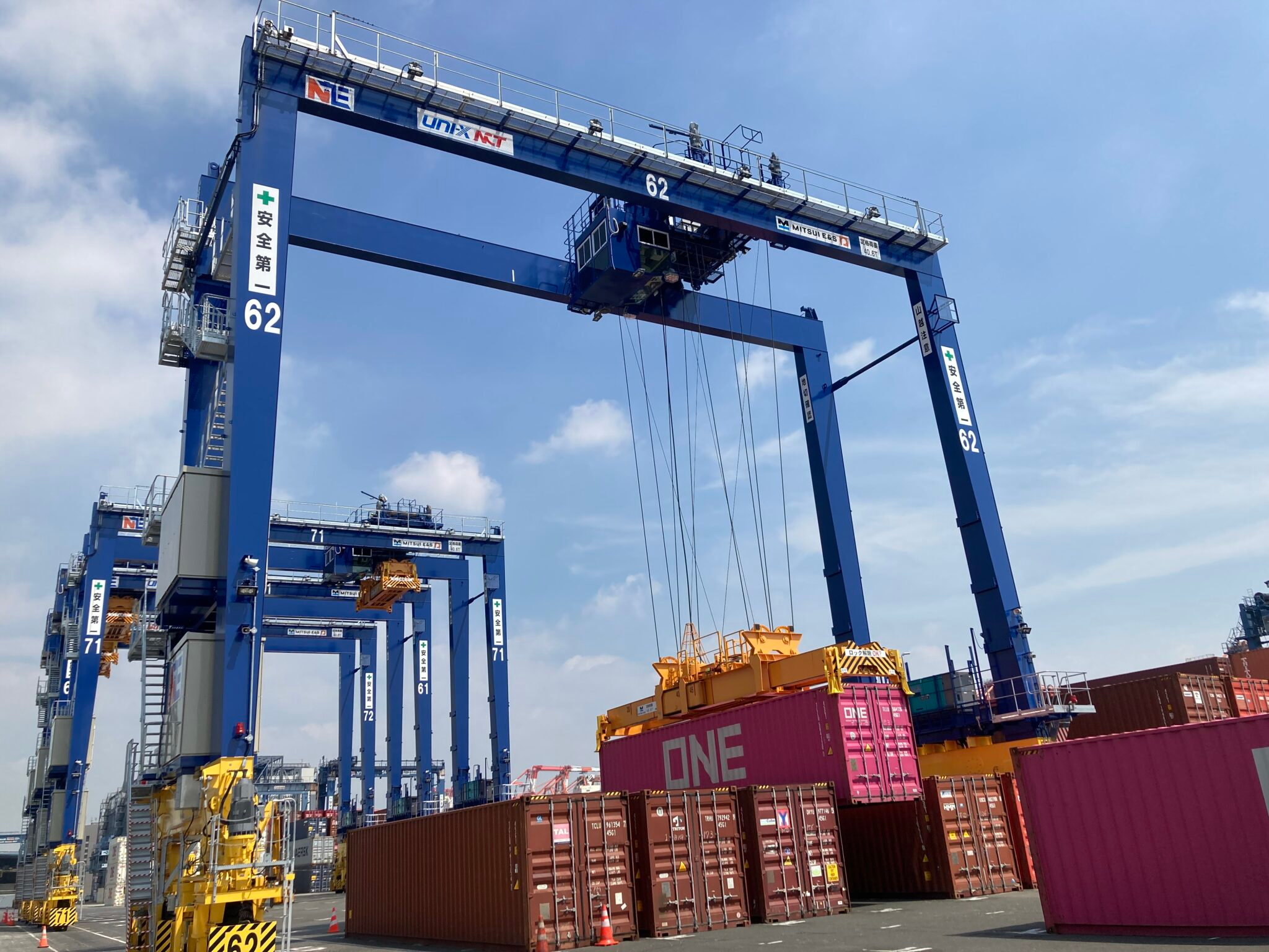 The H2-ZE RTG Transtainer Crane, developed in collaboration with MITSUI E&S and with funding from the Japanese New Energy and Industrial Technology Development Organization (NEDO), began operations at Yusen Terminals Inc. (YTI) on May 15, 2024.
