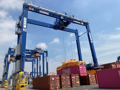 The H2-ZE RTG Transtainer Crane, developed in collaboration with MITSUI E&S and with funding from the Japanese New Energy and Industrial Technology Development Organization (NEDO), began operations at Yusen Terminals Inc. (YTI) on May 15, 2024.