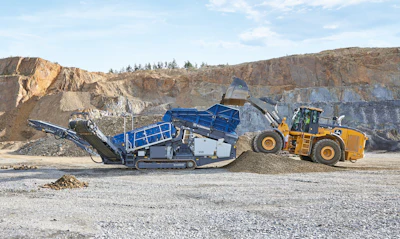Available with an optional electro-hydraulic Dual Power drive, the MOBISCREEN MSS 502(i) EVO features a large feed hopper and screening surface.
