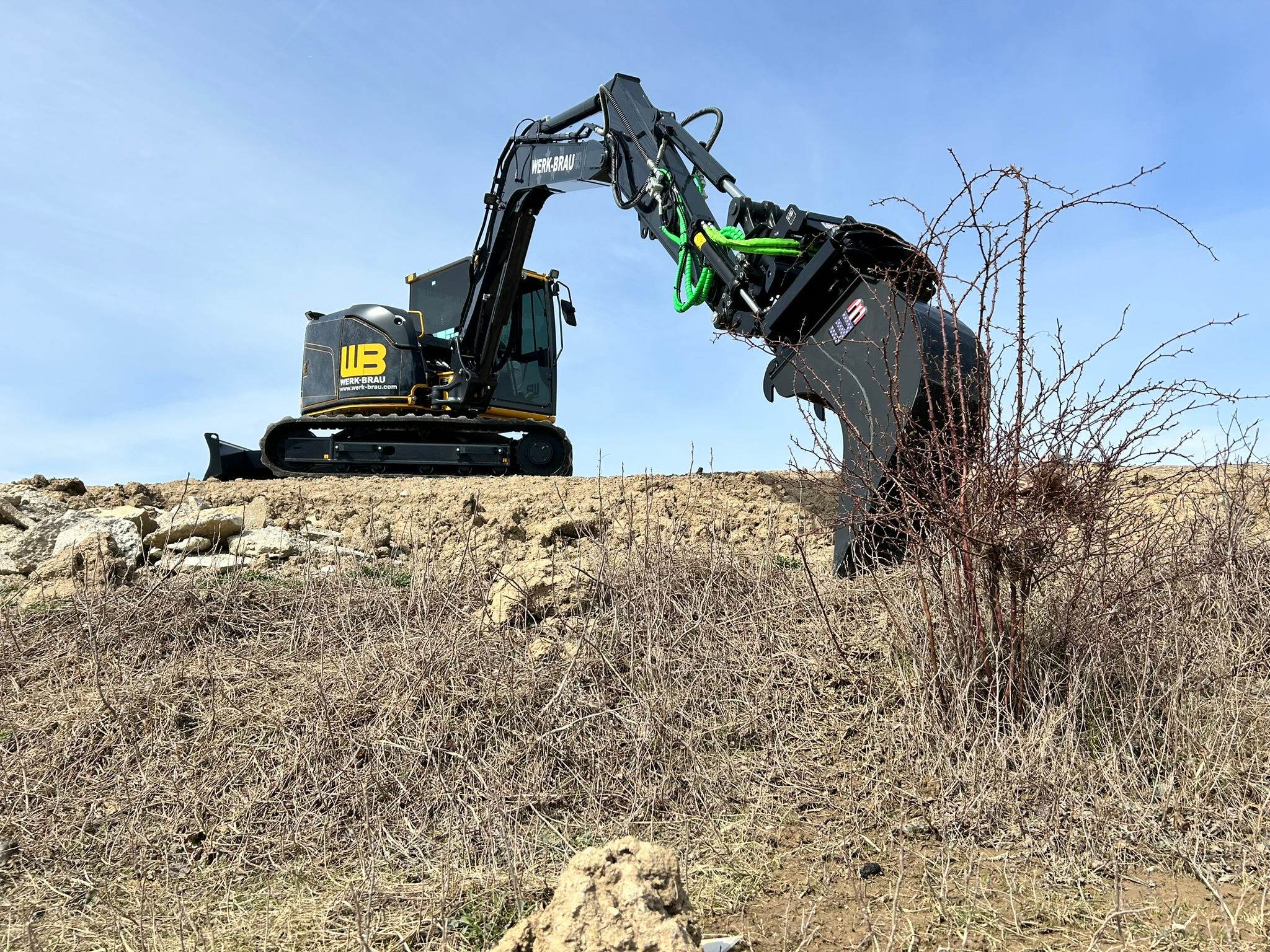 The tiltrotators feature an SQ sandwich-style coupler and auto lubrication for control and flexibility.