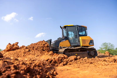 The undercarriage system of the HD100 includes dual-flange rollers outside the chain of the track and single-flange rollers inside the chain of the track to help the track stay on the undercarriage.