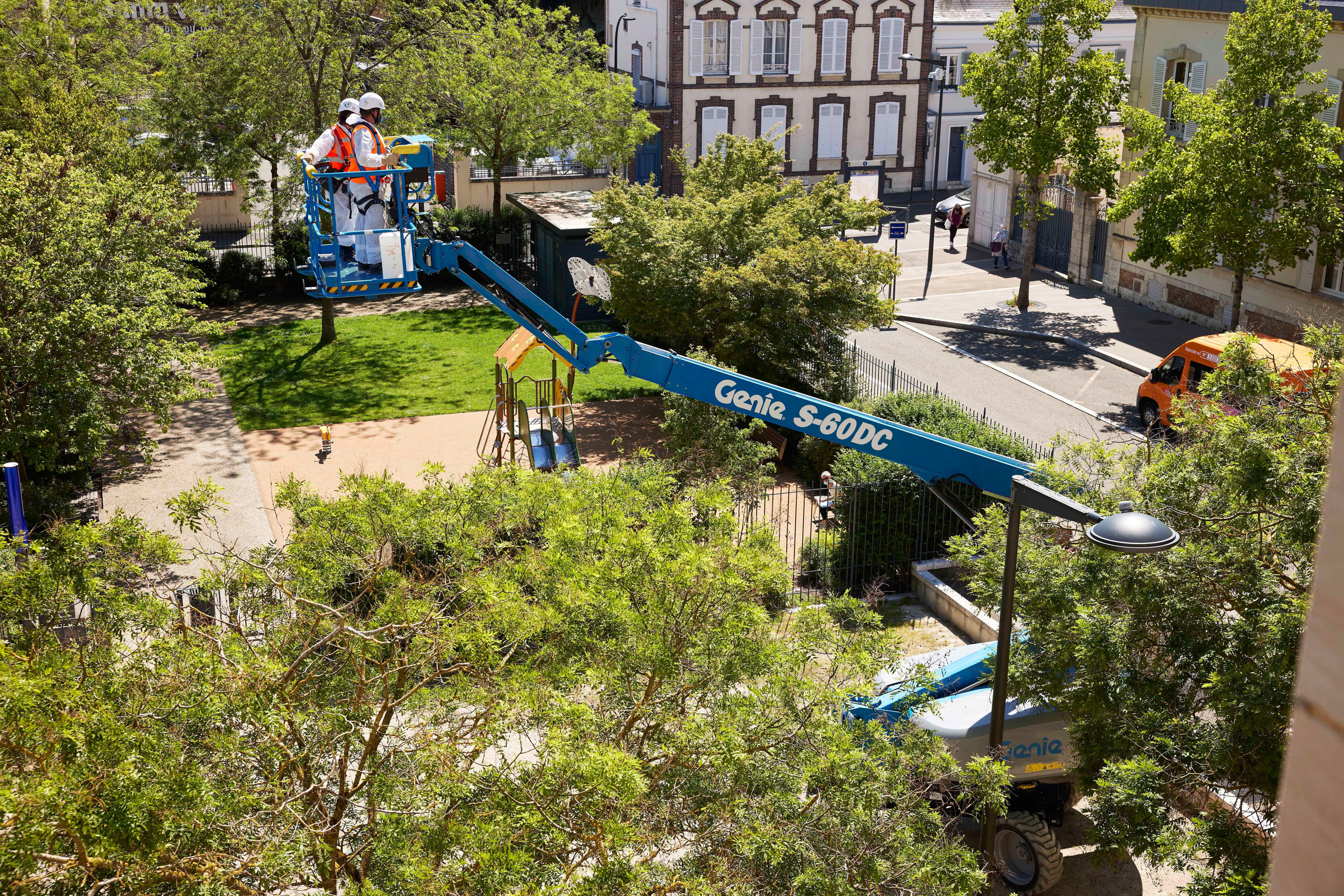This lightweight, electrified telescopic boom lift in the 60-foot height class can be used indoors and outdoors.