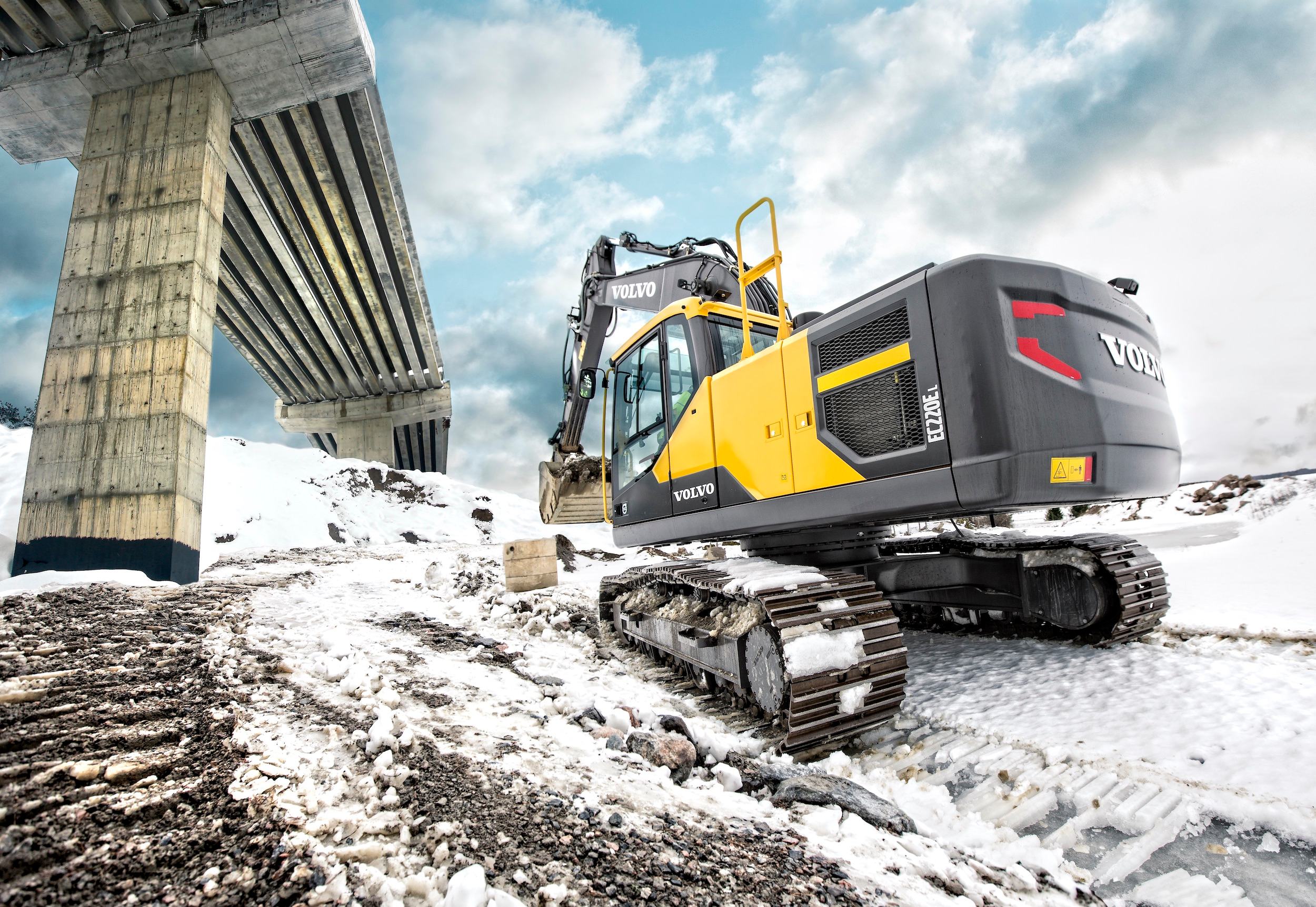 Operators should clean machines—tracks, undercarriage, driveline, articulation joints and steer cylinder—daily.