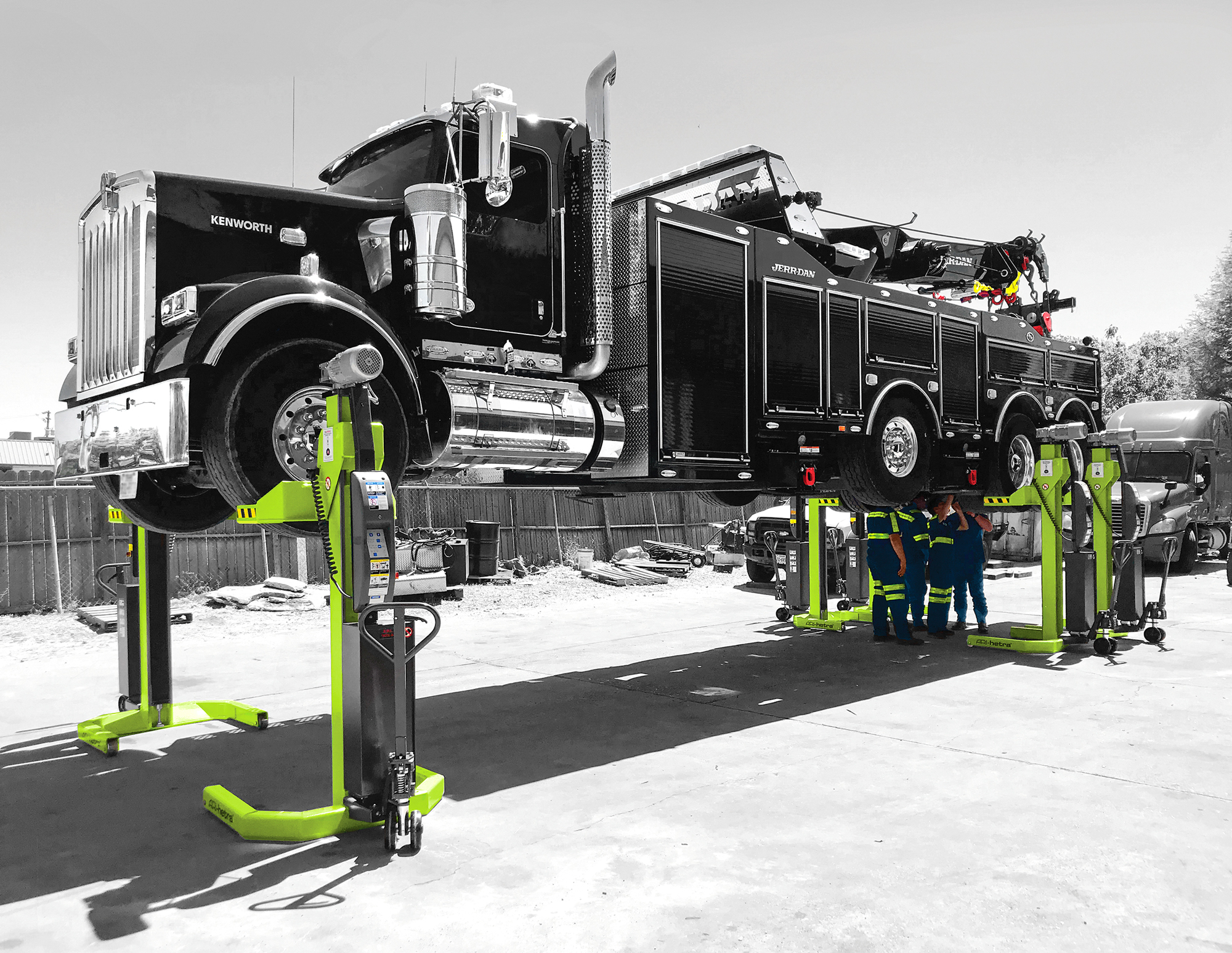ARI-HETRA Wireless Mobile Column Lifts can be hooked up in sets of up to eight with a maximum capacity of 144,000 lbs.
