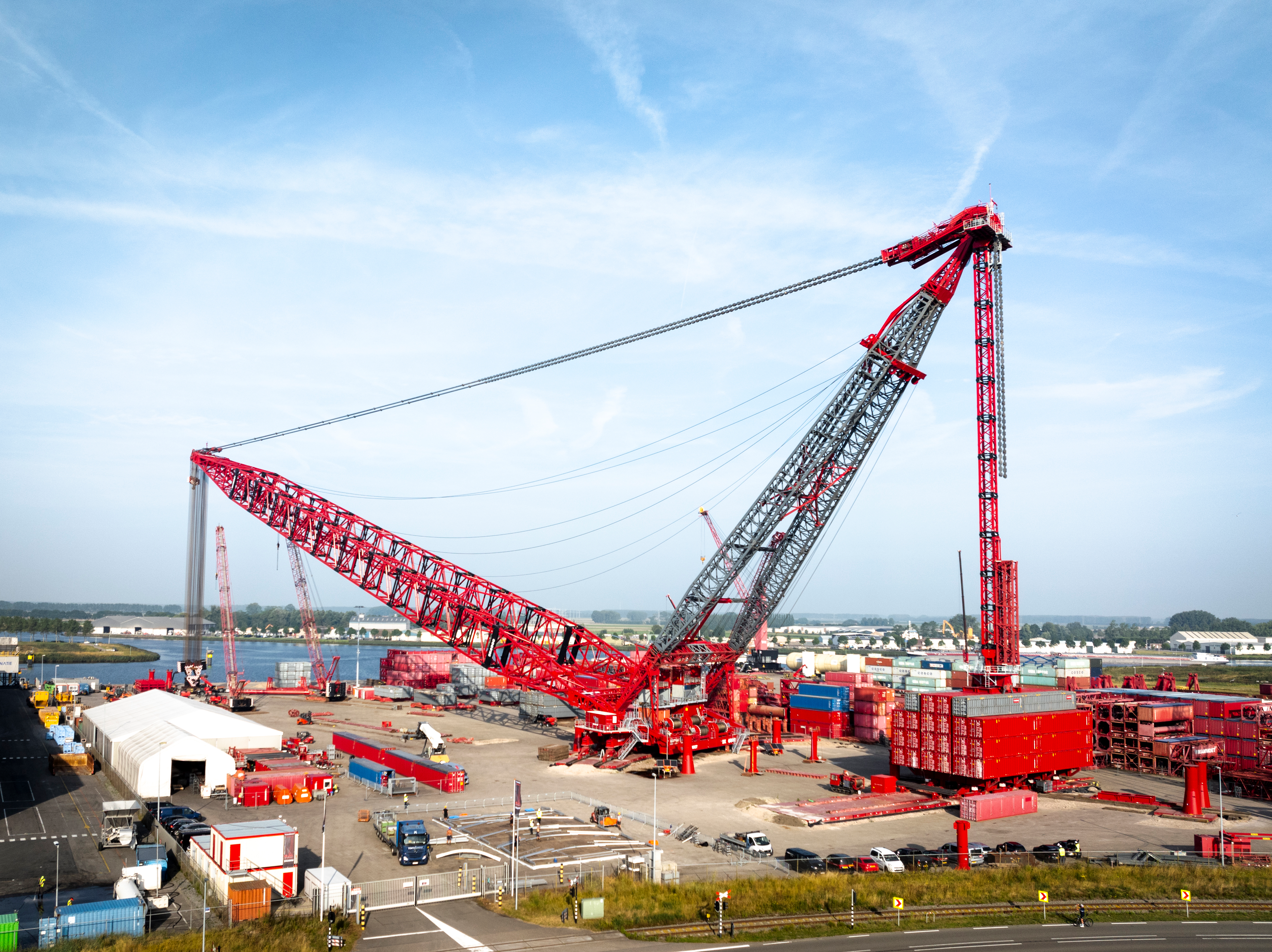 The SK6000 has a maximum capacity of 6,000t, utilizing 4,200t of ballast to lift with a maximum ground bearing pressure of 30t/m2.
