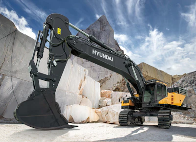 The HX800A L is powered by a 528 net hp (389 kW) engine.