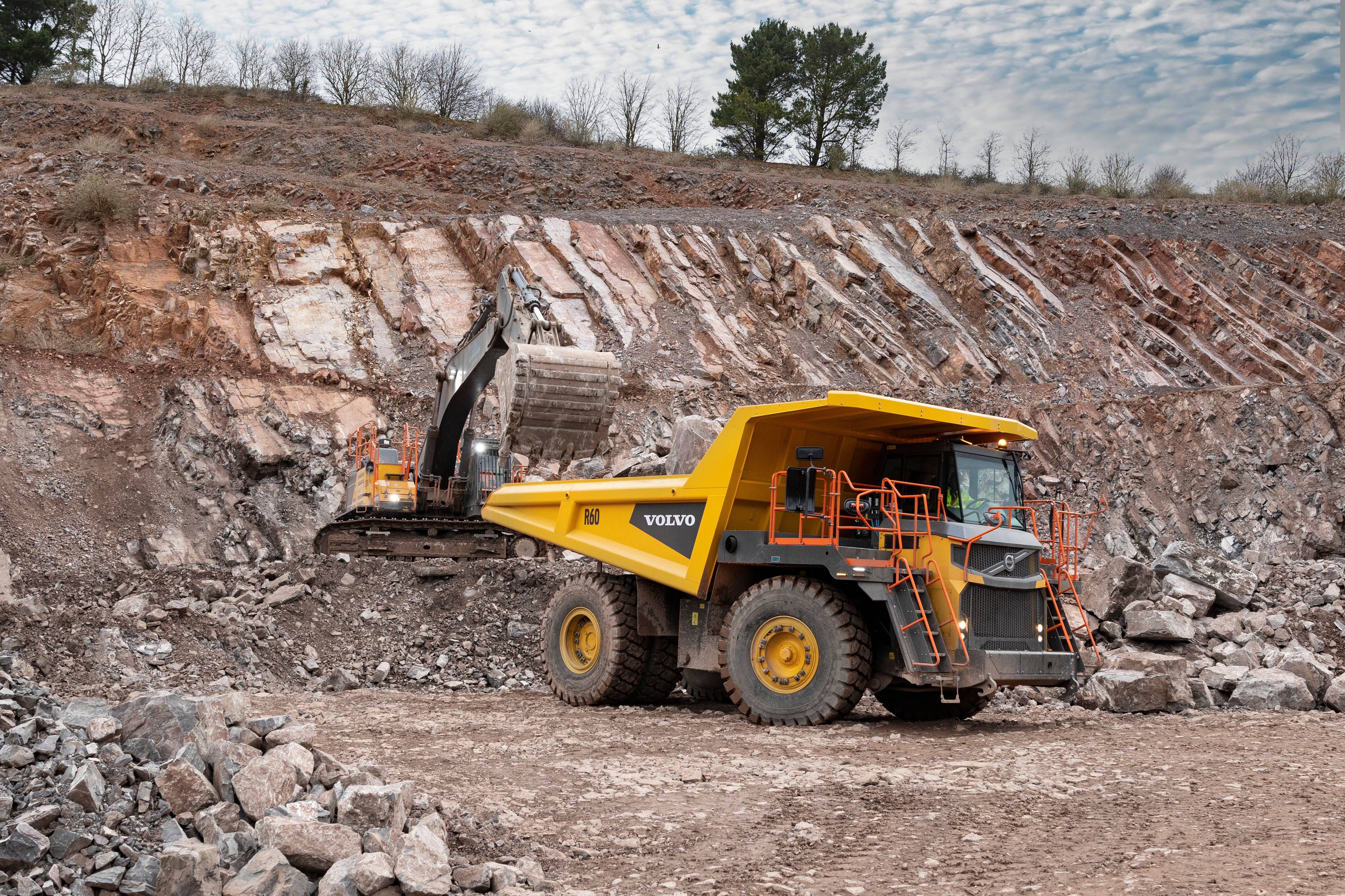 The R60 has a body volume of 47 yd3 (36 m3), allowing the machine to be used with Volvo’s EC950 crawler excavator and L350H wheel loader.