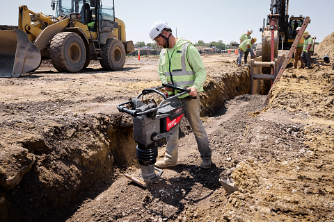 When paired with the MX FUEL REDLITHIUM FORGE HD12.0 Battery Pack, the rammer delivers 25 minutes of continuous runtime.