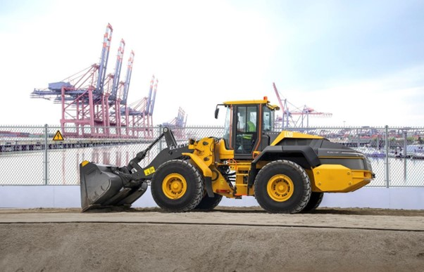 The L120 Electric wheel loader is a 22-ton machine with 6-ton lifting capacity and a recommended rehandling bucket capacity of 5 yd³.
