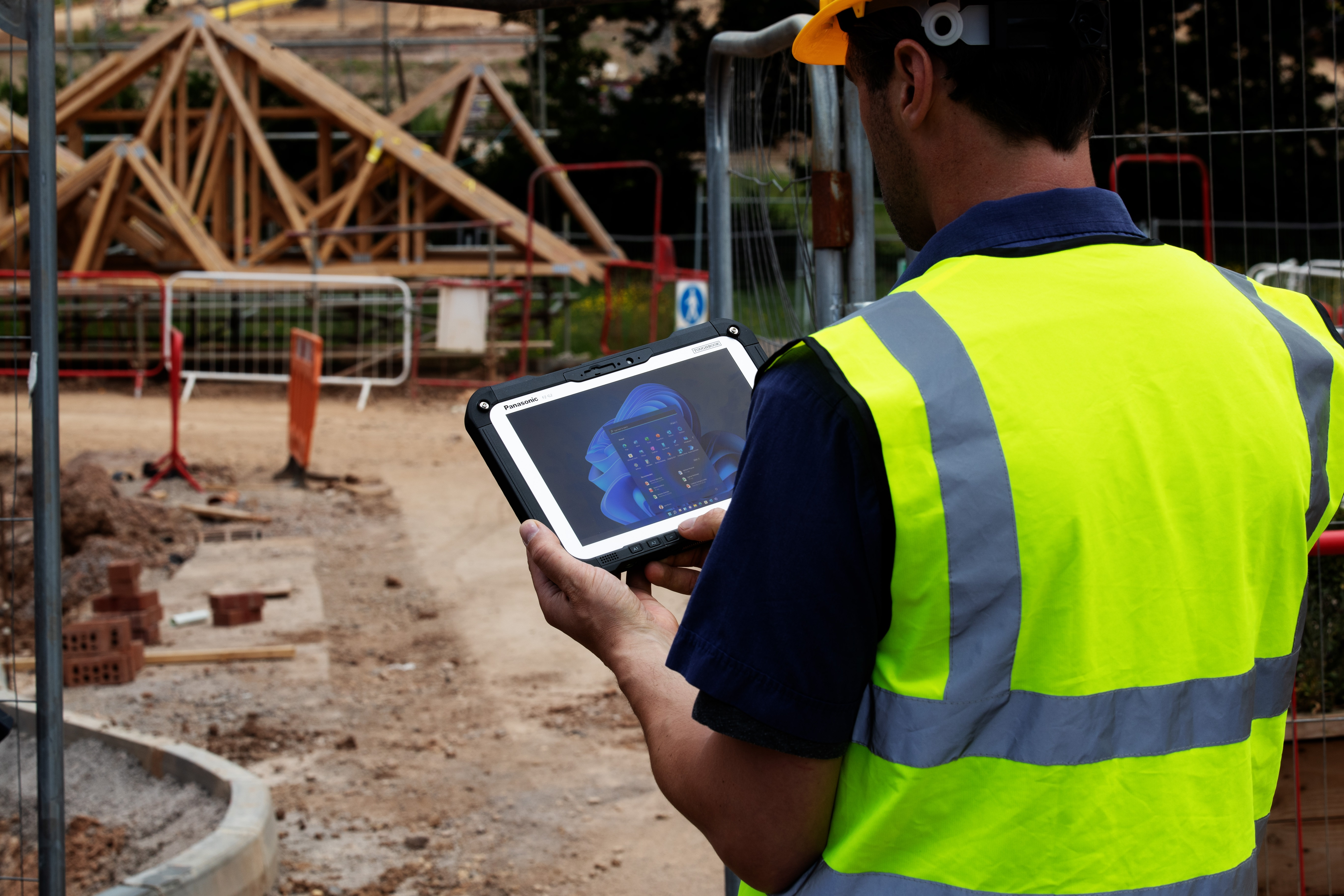 It’s easy to see how connected fleet management solutions would appeal to front office management, but they also streamline the day-to-day tasks of front-line workers who are in the field, on the road, or in the maintenance bay.