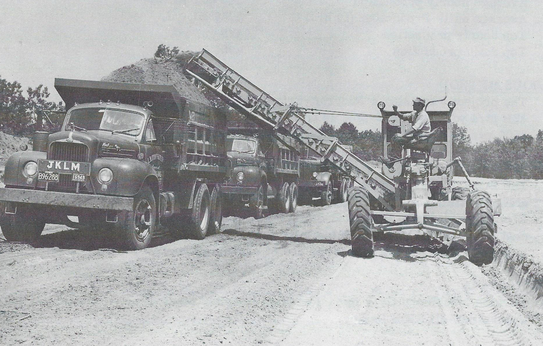 One advantage of a motor grader/EGA outfit was that it required only one operator. But in some loading situations, a spotter rode out on the parent’s frame to direct hauler traffic, somewhat negating the labor savings. Courtesy: Ulrich Manufacturing Company Form 1231, n. d., HCEA Archives