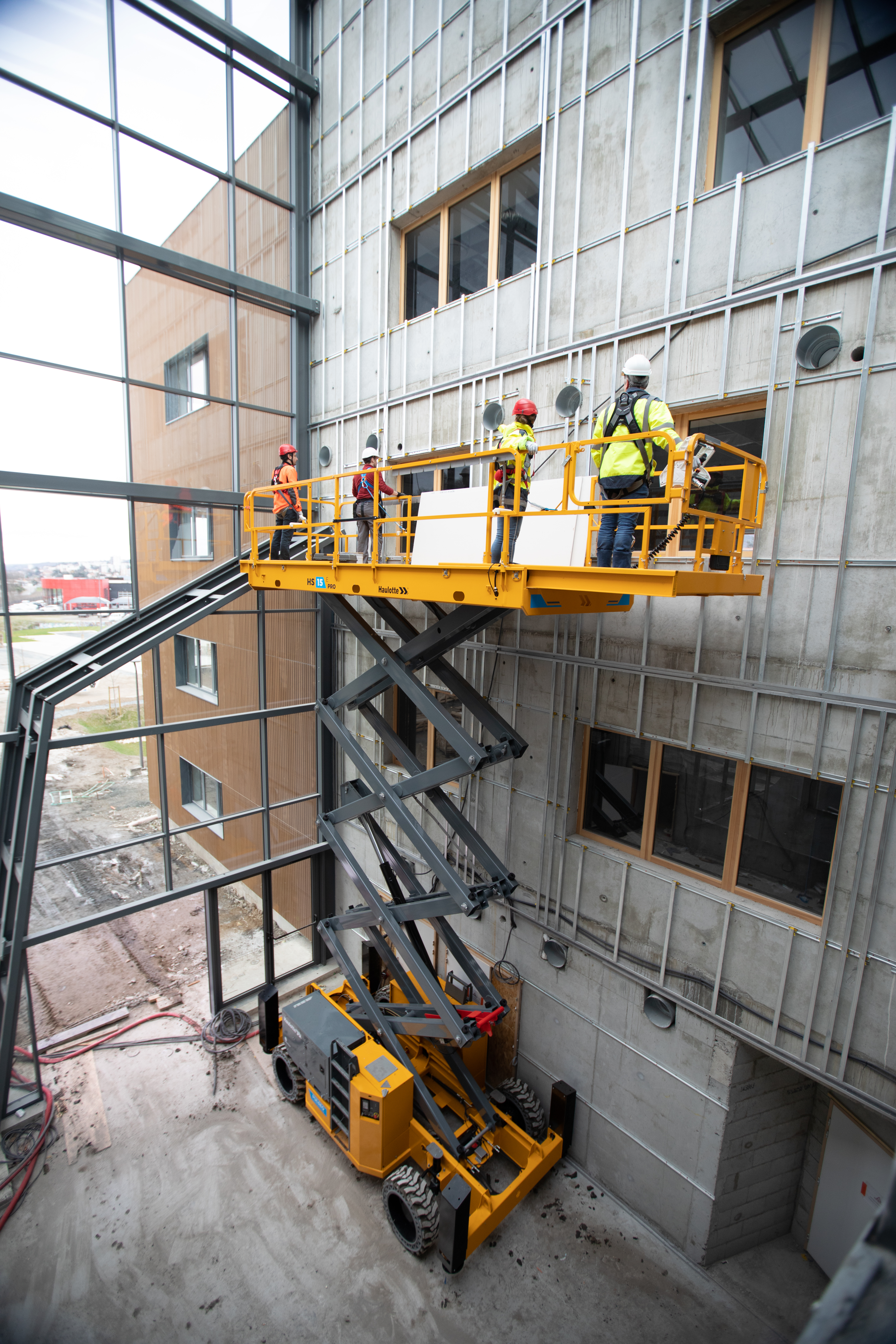 The fully electric architecture on today's electric scissor lifts offers the same drive performance of an internal combustion diesel machine.