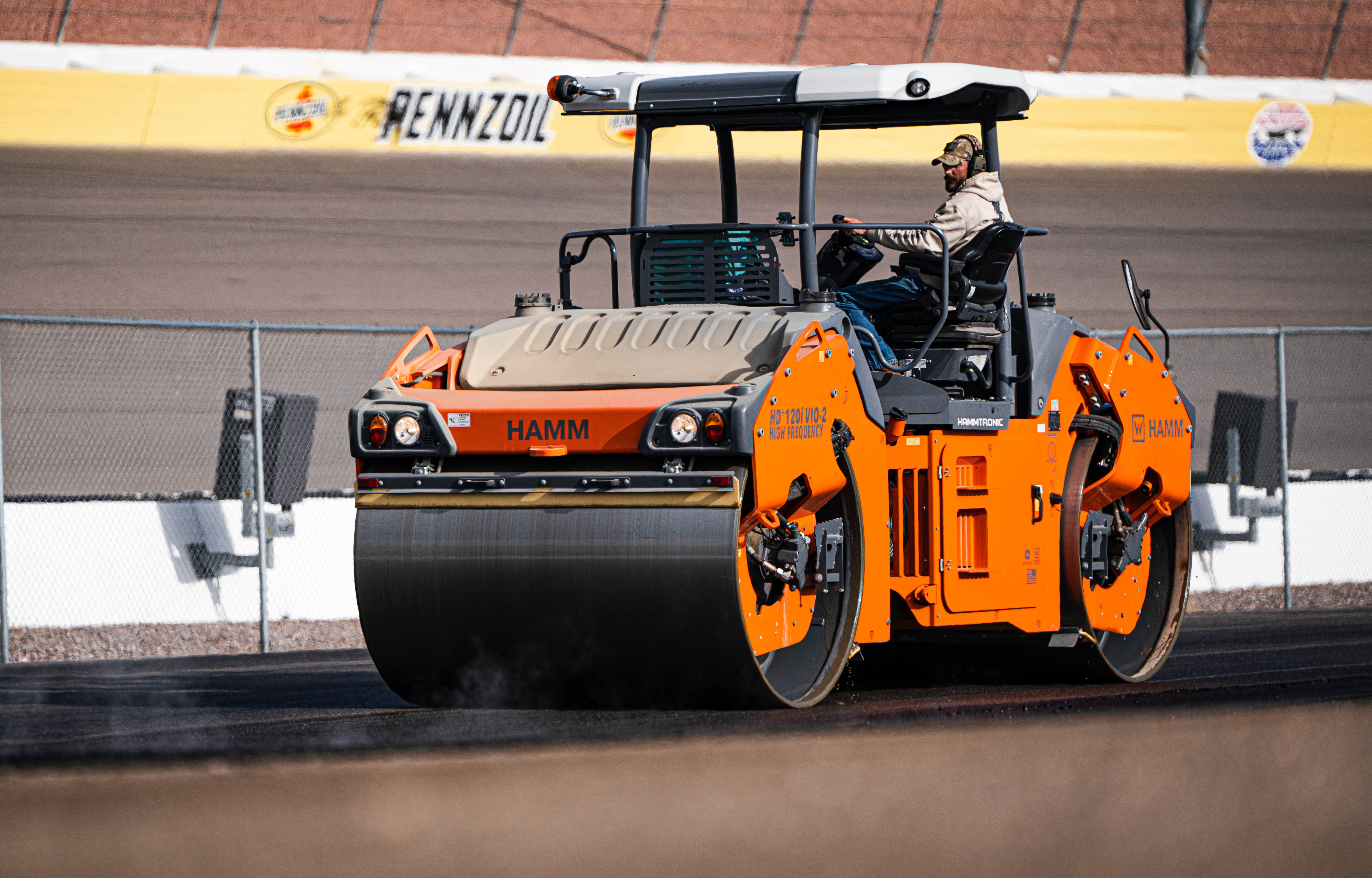 The most versatile Hamm roller: The two VIO drums of the HD+120i VIO-2 HF enable a total of nine different compaction mode combinations.