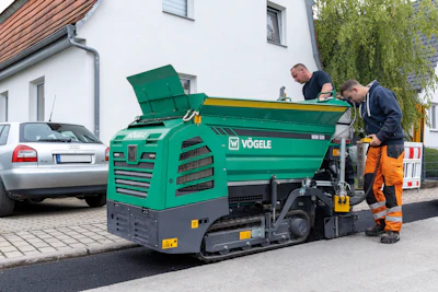 The smallest Vögele paver: Offering paving widths between 10 in to 5 ft 11 in (0.25 m and 1.8 m), the MINI 500 is the ideal choice for small-scale paving projects on sites with severely limited space.