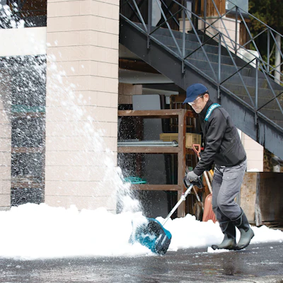 Makita Sn400 Mp Action Shot 2