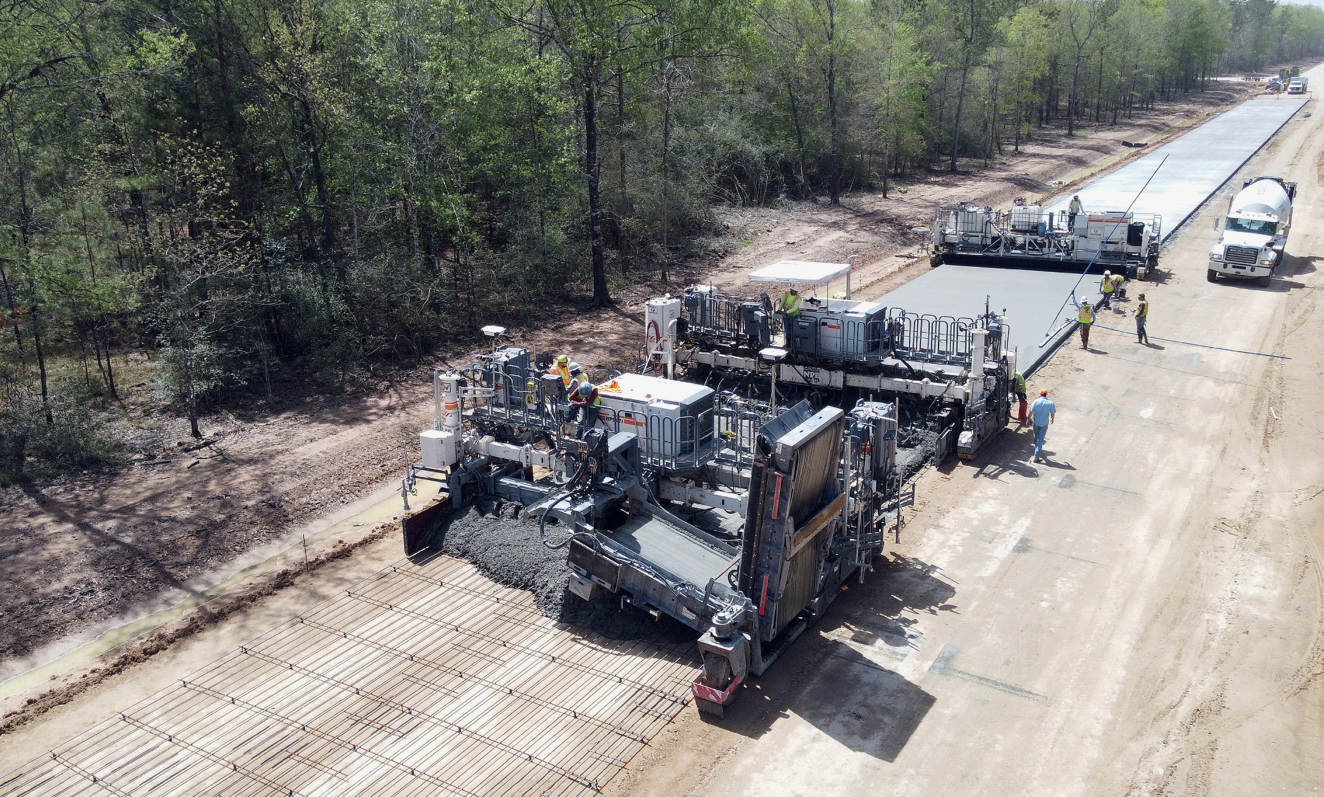 Wirtgen's SP 33 concrete pavers enable the paving of monolithic concrete profiles such as curbs and berms, rectangular profiles, and concrete safety barriers.