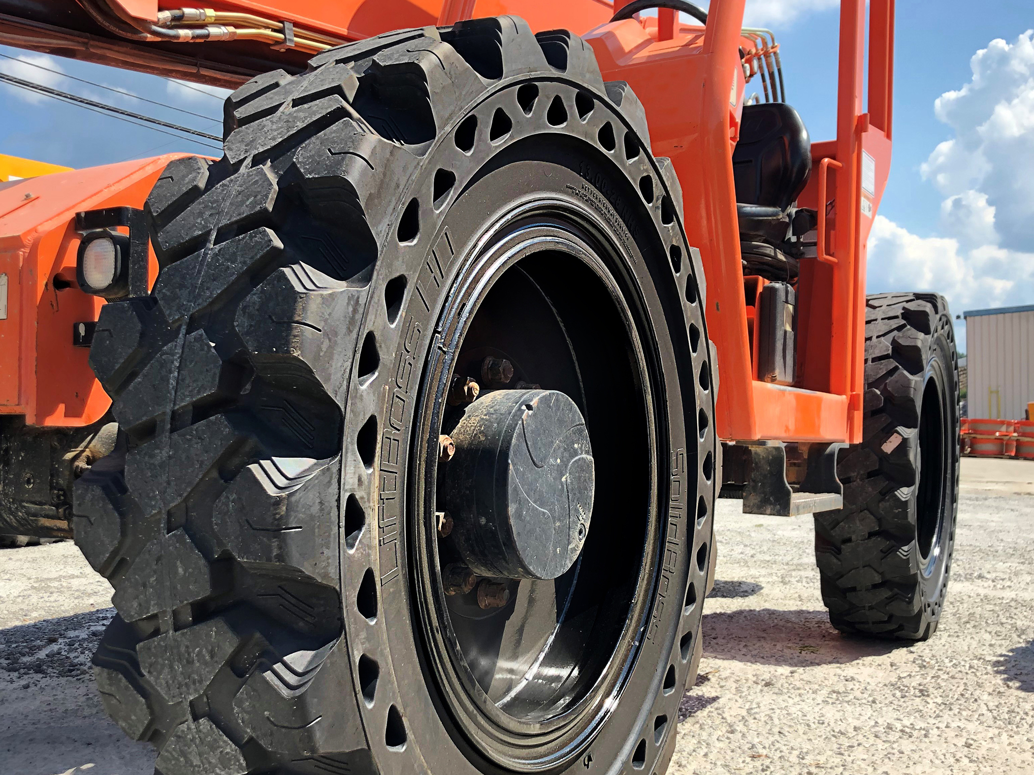 Puncture-proof industrial forklift tire with innovative honeycomb structural design