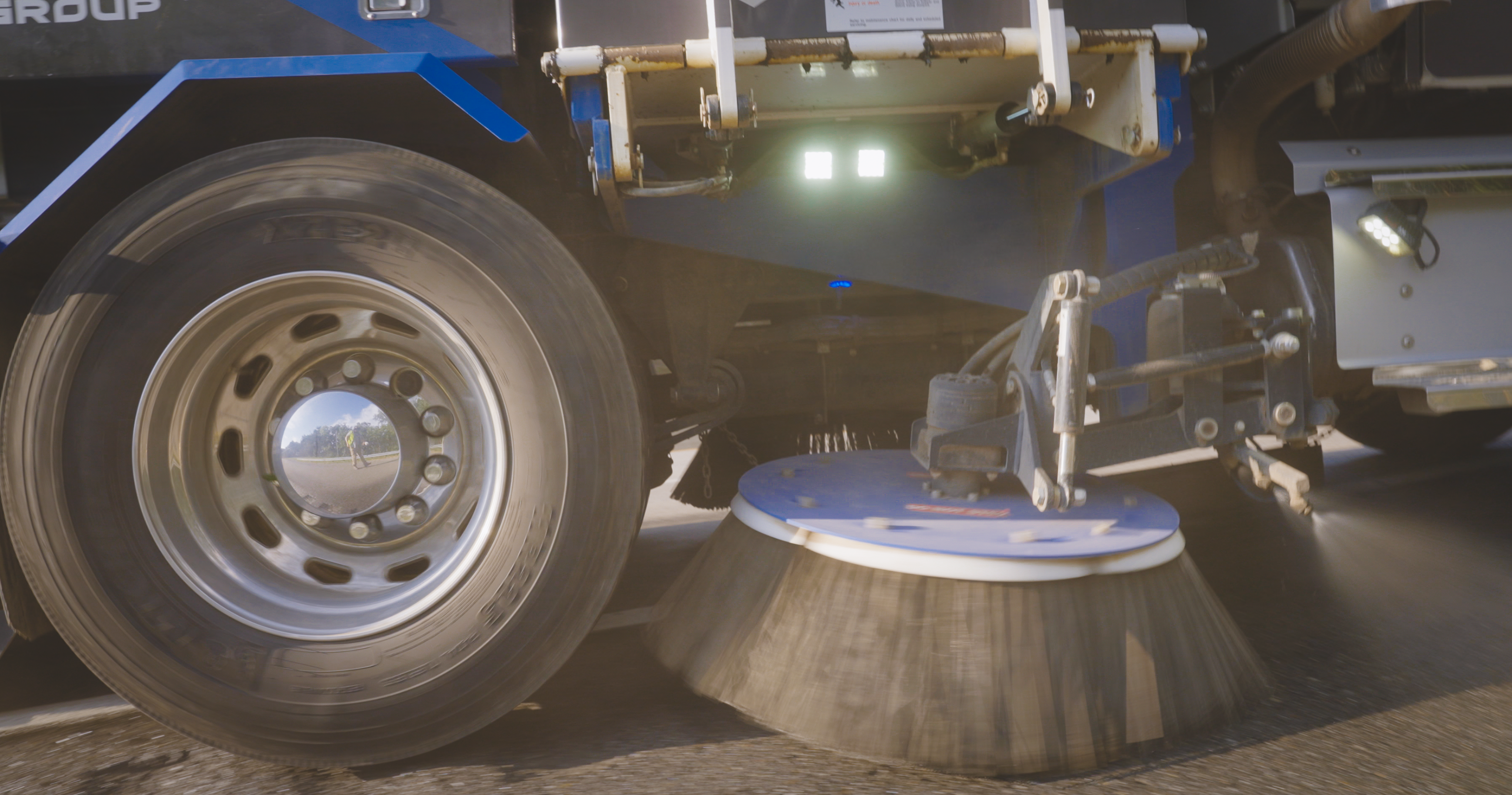 Street sweeping vehicle with rotating side brush cleaning surface