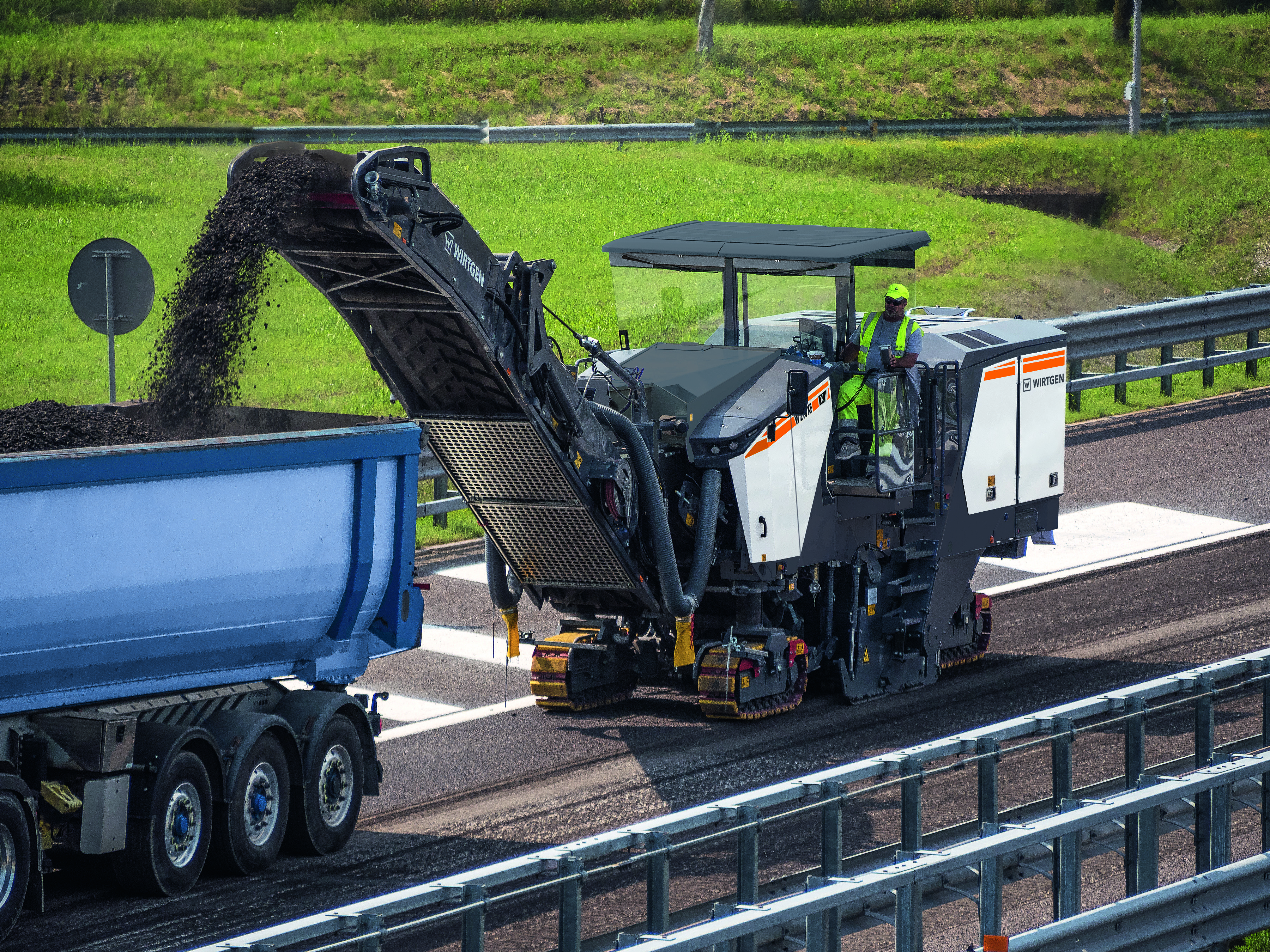 With the aid of the quick-change system, the entire milling drum housing of the Wirtgen W 210 XF can be exchanged in less than an hour.
