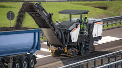 With the aid of the quick-change system, the entire milling drum housing of the Wirtgen W 210 XF can be exchanged in less than an hour.